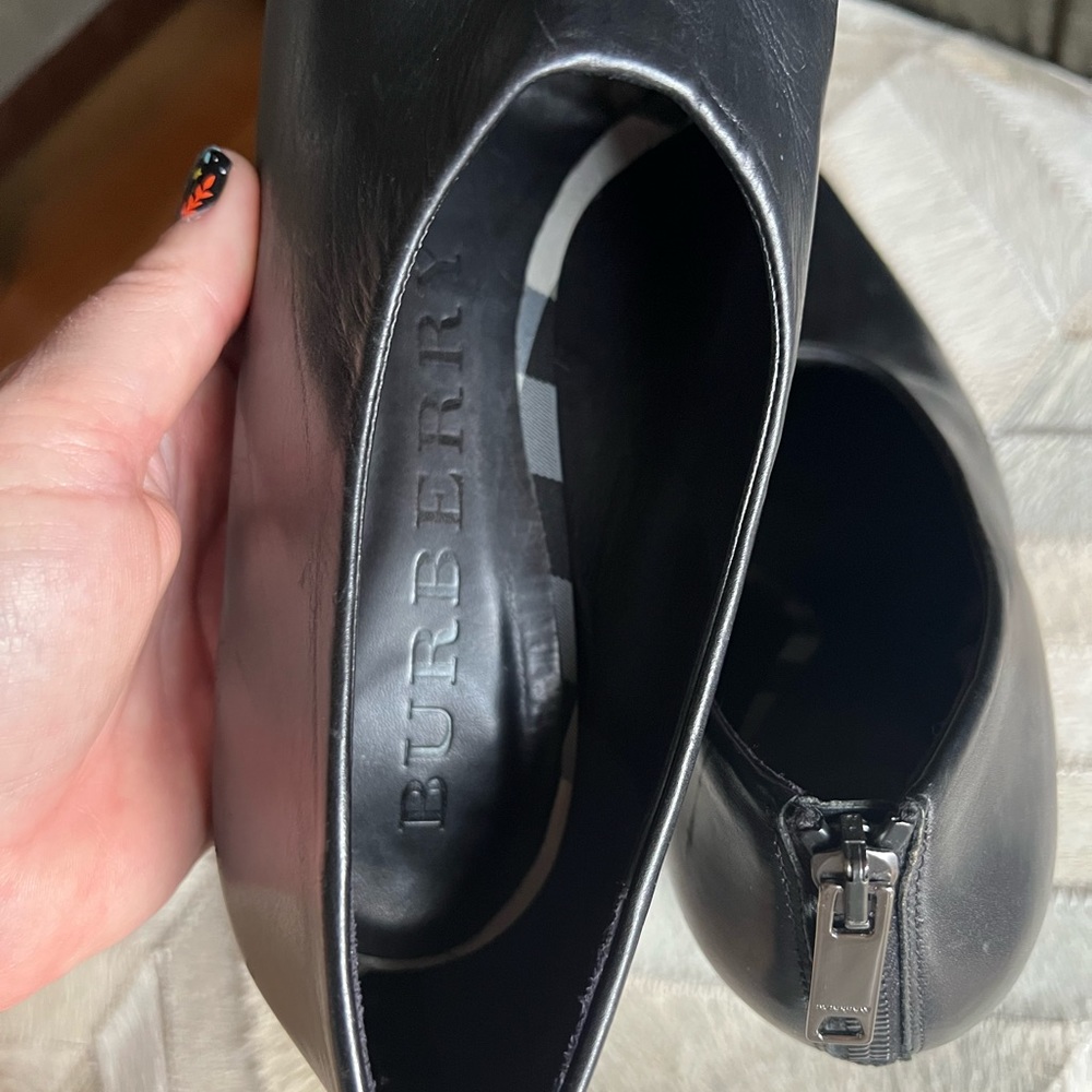 BURBERRY black leather pump heels. Zip hardware back. US 9.5 / EU 40.5 - Picture 4 of 11